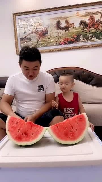 父子俩吃瓜,共享夏日吃瓜时光