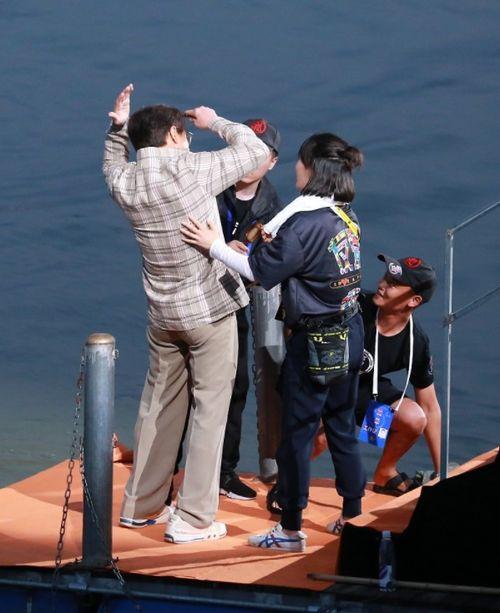 明星挥手照片,温暖挥手，传递真挚情感