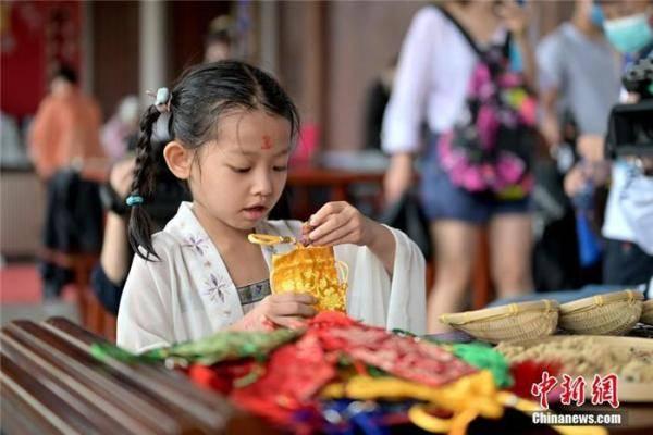 端午民间习俗吃瓜洗澡,吃瓜洗澡，传统与健康共融