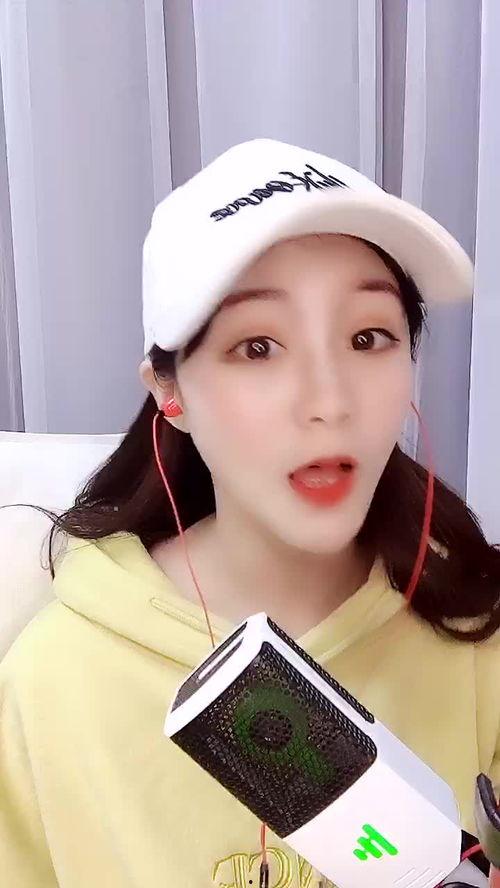 网红美女小视频唱歌,歌声绕梁三日，魅力四溢引关注