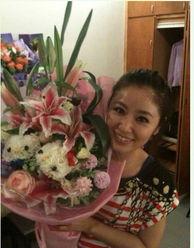 明星手捧鲜花,浪漫瞬间引粉丝尖叫