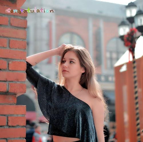 安娜模特吃瓜头像,吃瓜头像背后的时尚态度